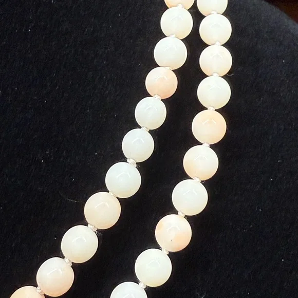 Elegant 14kt marked and acid tested angel coral Beaded Necklace - Picture 4 of 5